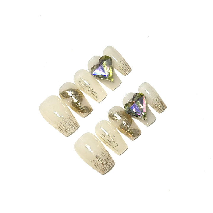 Glamouröses Nagelset mit dekorativen Akzenten