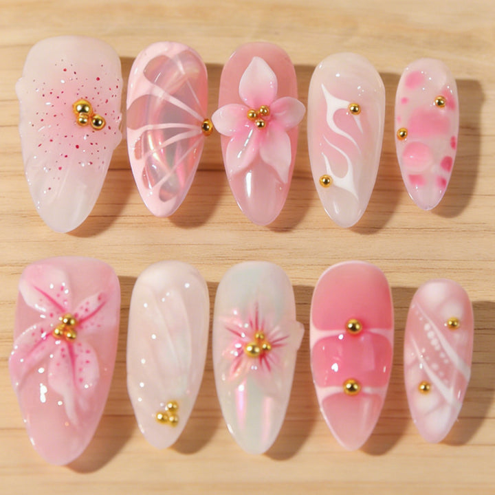 Kunstnägel mit floralen Designs und Glitzerakzenten Karnz