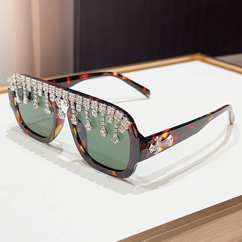 Glamouröse kristallverzierte Sonnenbrille Karnz