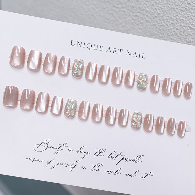 Dekorativer Press-On-Nagelset mit Blumen- und Glitzerakzenten