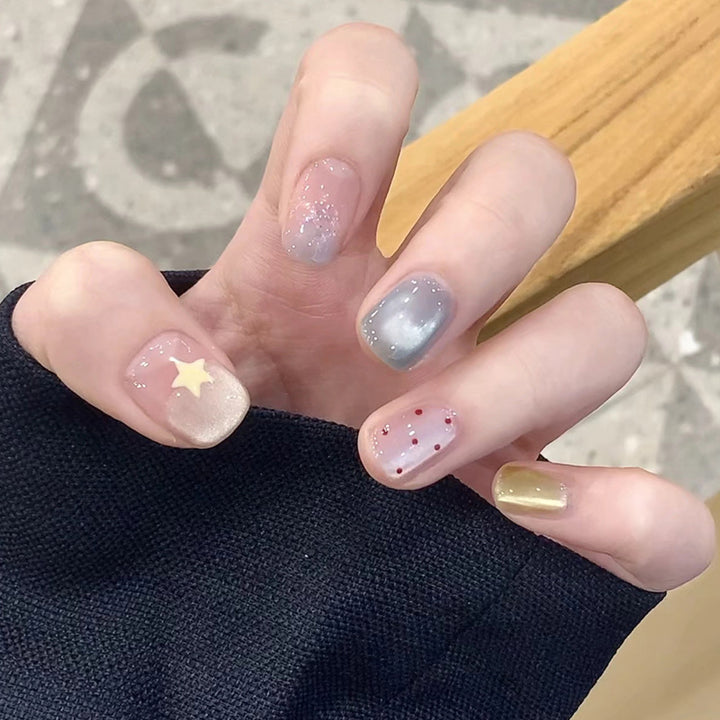 Elegantes Press-On-Nageldesign mit Strassakzenten Karnz