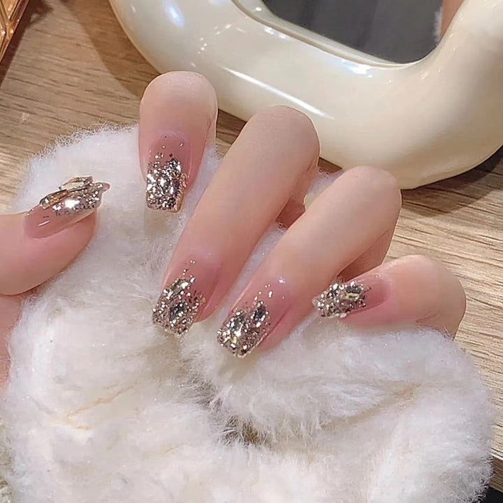 Glamouröse von Edelsteinen inspirierte Press-On-Nail-Art Karnz