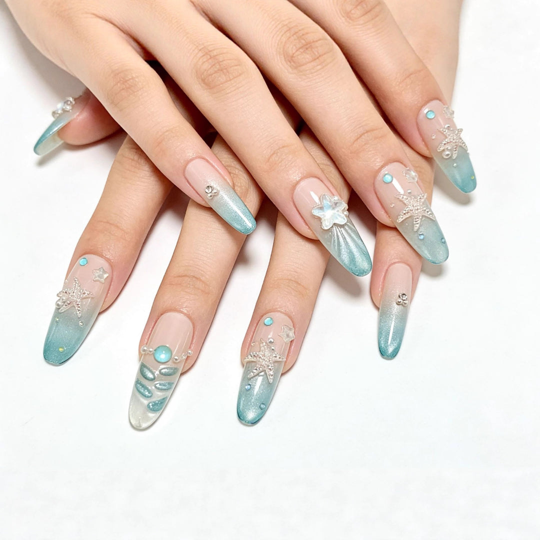 Elegante Nagelkunst mit Meeresthema und 3D-Akzenten Karnz