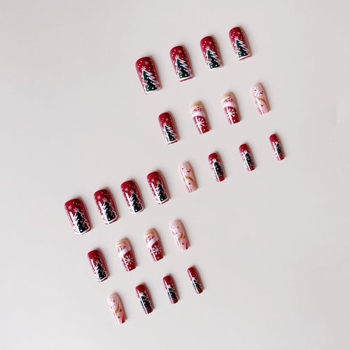 Kunstnagelset mit festlicher Weihnachtsmotiven und Glitzerakzenten Karnz