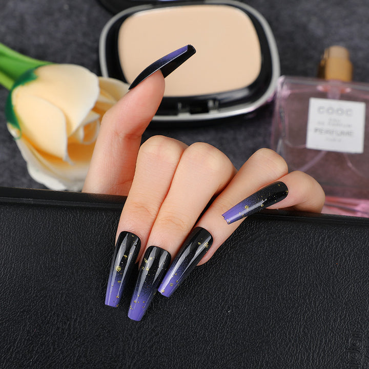 Elegante Kunstnägel mit Goldakzenten Karnz
