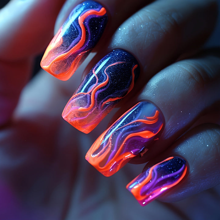 Kreative Gel-Nägel mit Leuchtendem Wellenmotiv Karnz