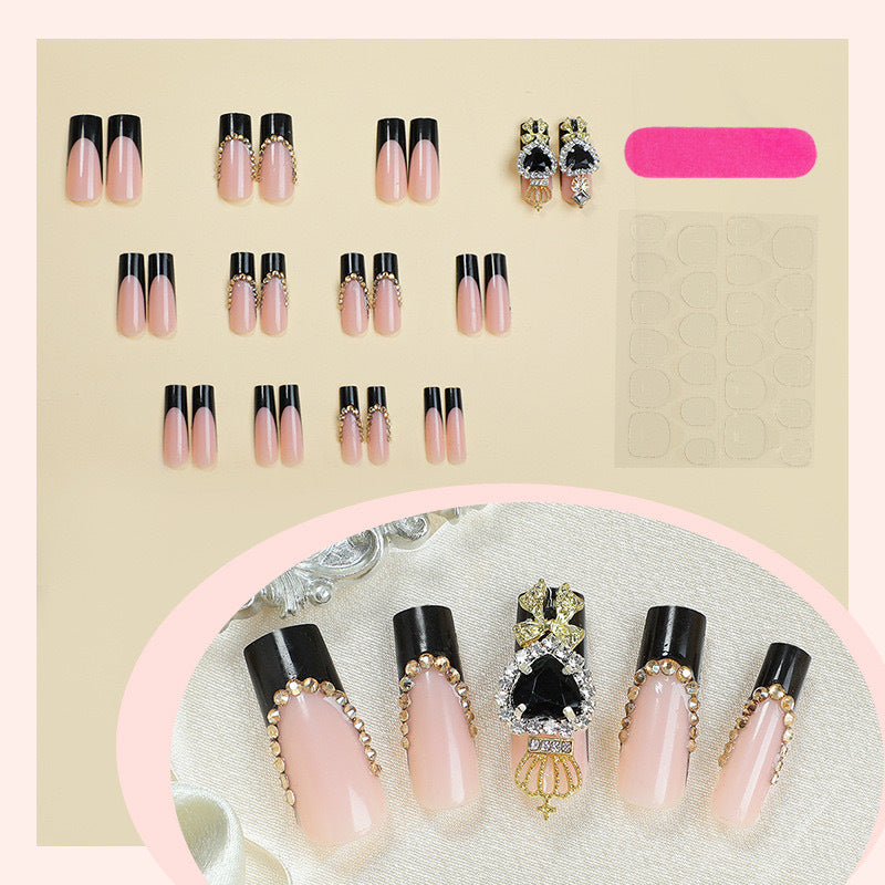 Luxus Kunstnagelset mit funkelnden Strassverzierungen und eleganten Akzenten Karnz