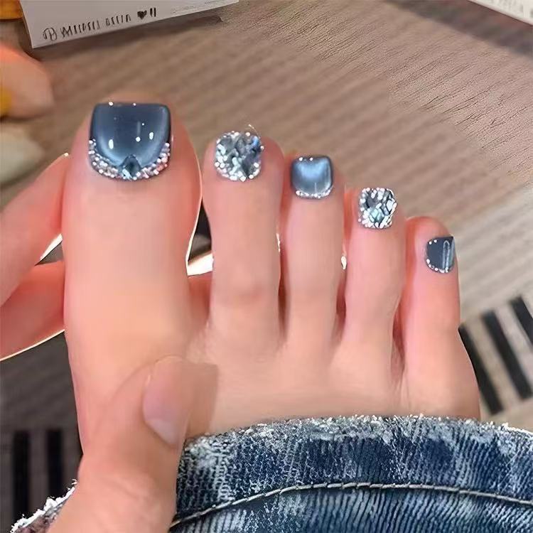 Kunstnagelset mit stilvollen 3D-Akzenten Karnz