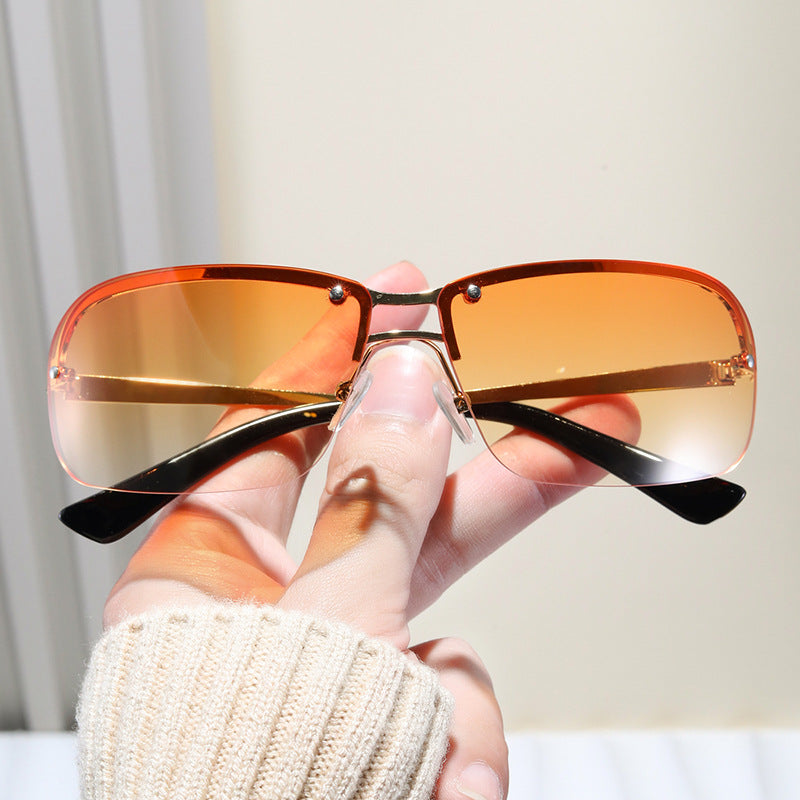 Damen Sonnenbrille mit großen, eleganten Gläsern und einem modernen Metallrahmen Karnz