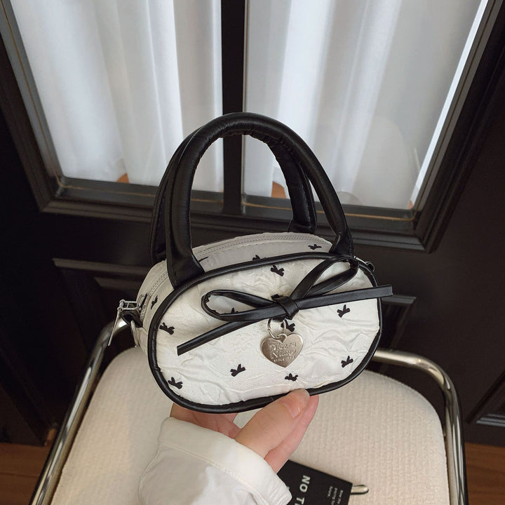 Gepolsterte Mini-Handtasche mit Herzdetail Karnz