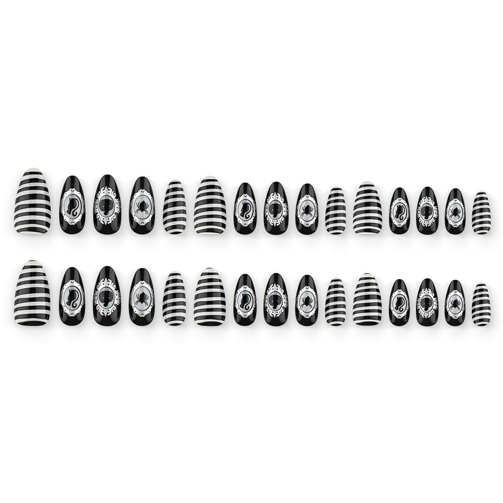 Kreatives Kunstnagelset mit schaurigen Motiven Karnz
