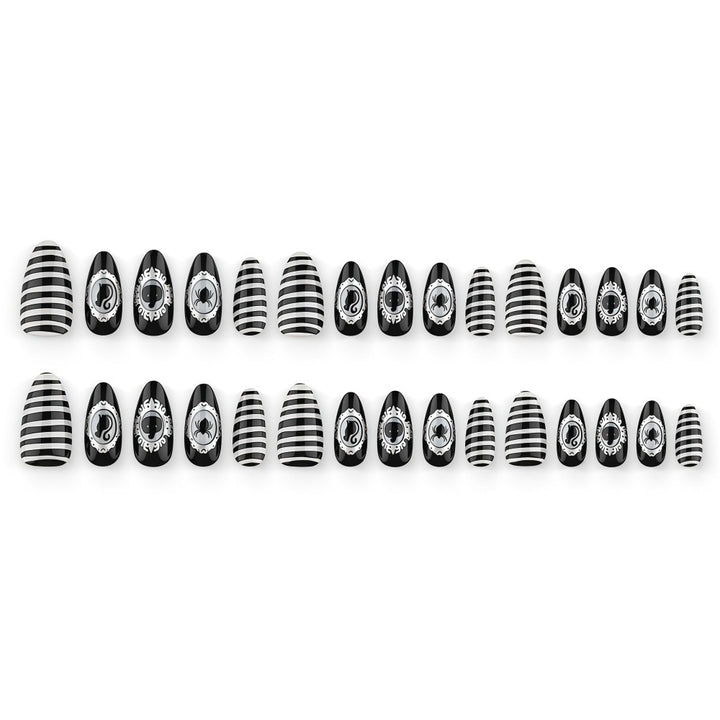 Kreatives Kunstnagelset mit schaurigen Motiven Karnz