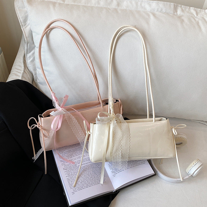 Elegante handgefertigte Tasche mit Spitzenbesatz