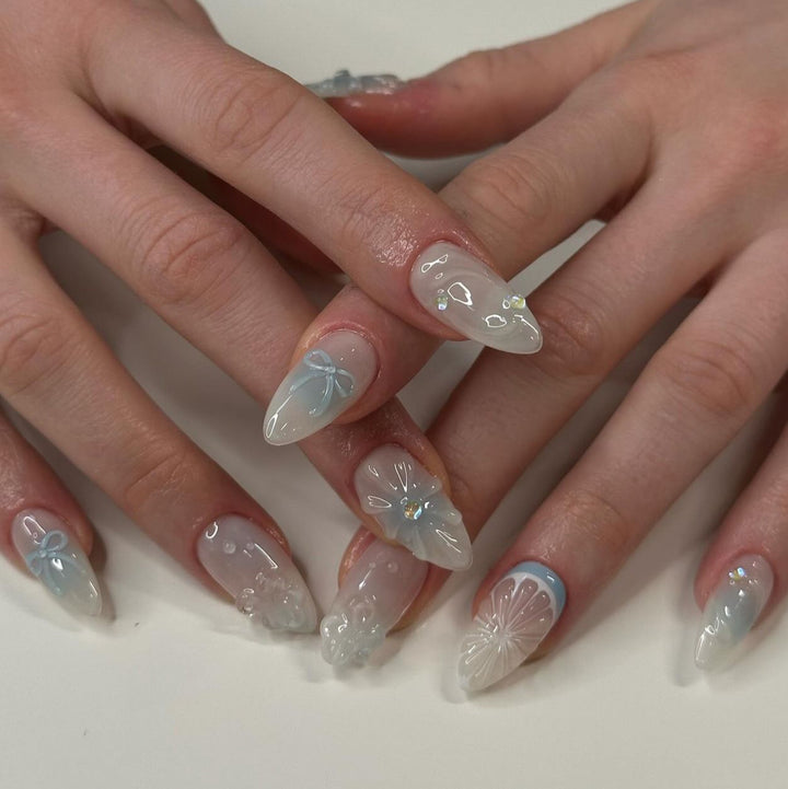 Künstliche Nagelkunst mit floralen und dekorativen Elementen Karnz