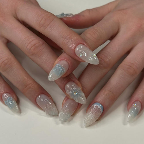 Künstliche Nagelkunst mit floralen und dekorativen Elementen Karnz