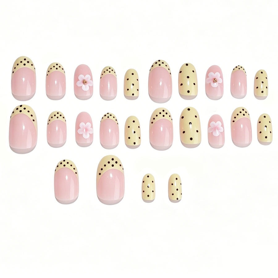 Kunstnagelset mit fröhlichem floralem Design und eleganten Akzenten Karnz
