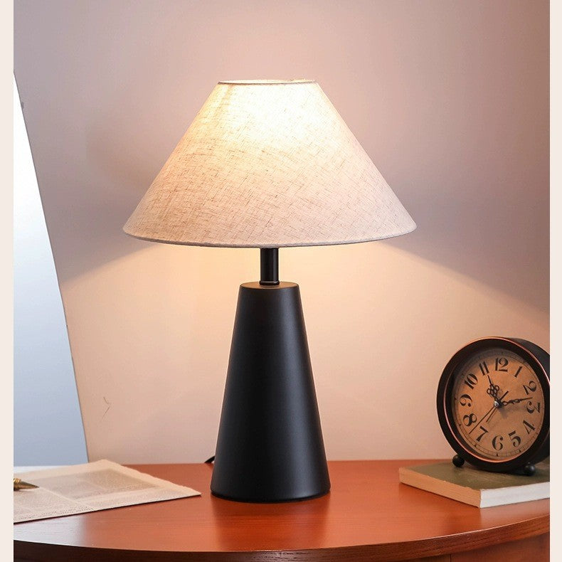 Zeitgenössische Kegelbasis Tischlampe