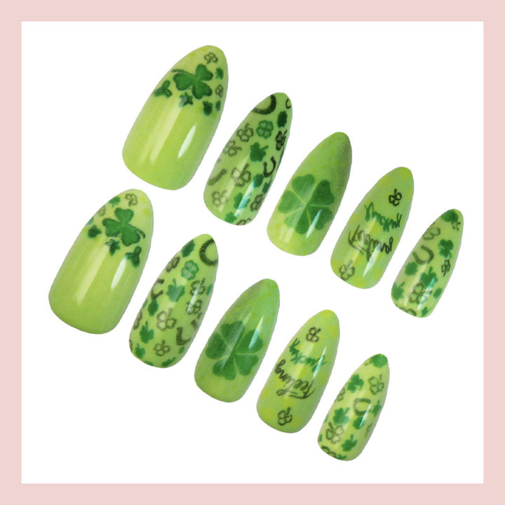 Kunstnagelset mit fröhlichen Kleeblatt-Designs und lässigen Schriftzugmotiven Karnz