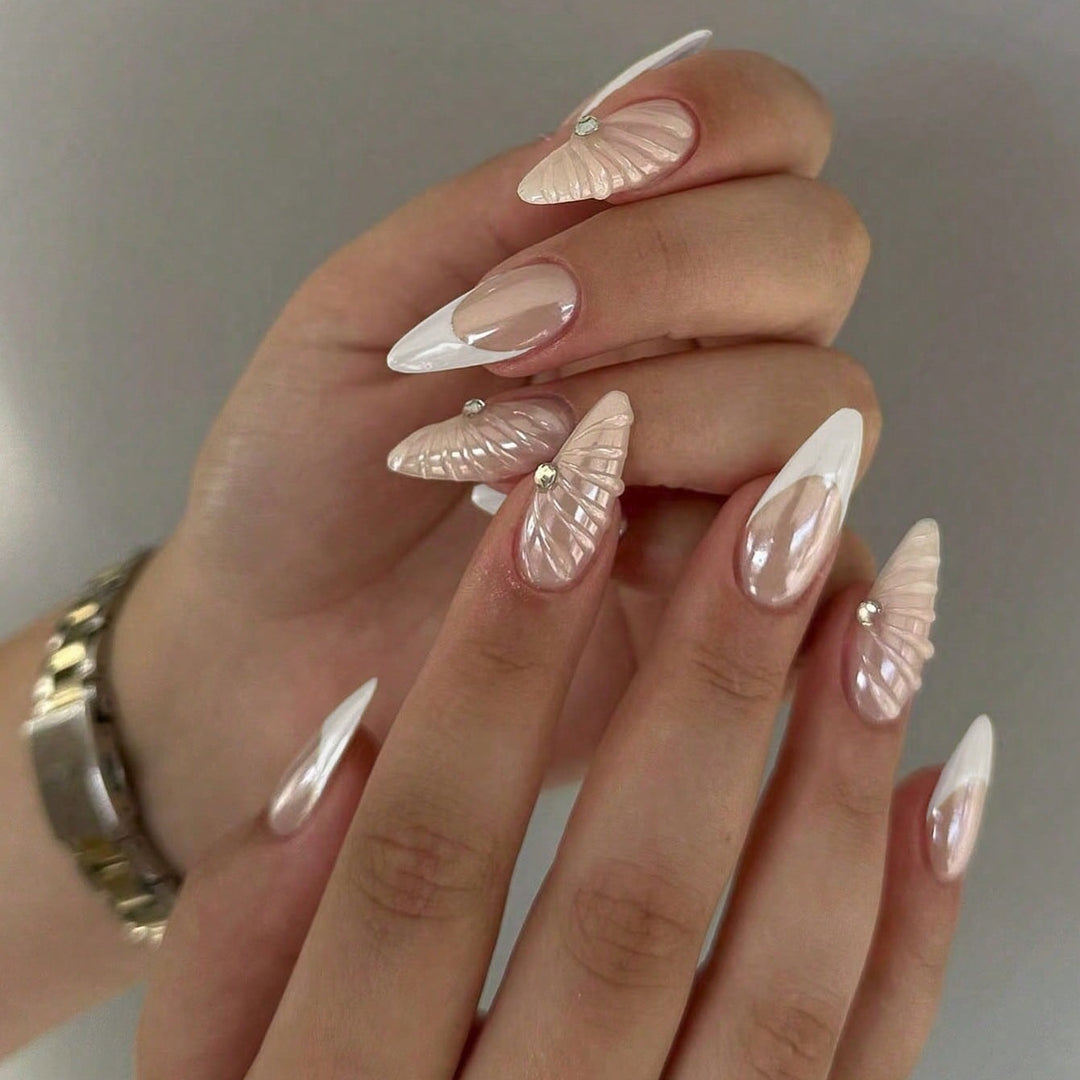 Kunstnagelset mit eleganten Muschelmuster und Glitzerakzenten Karnz