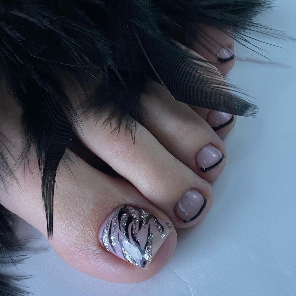 Künstliche Fußnagelkunst im eleganten Schwarz-Weiß-Design Karnz