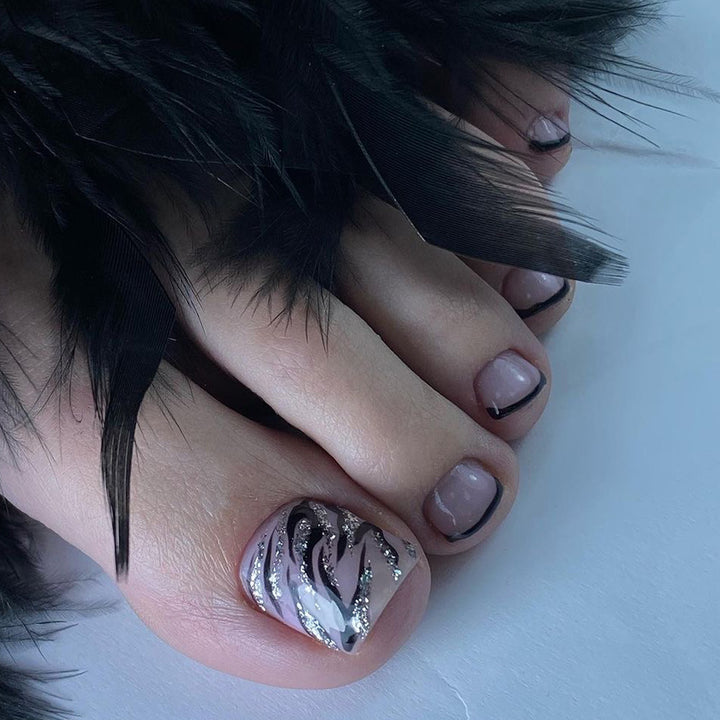 Künstliche Fußnagelkunst im eleganten Schwarz-Weiß-Design Karnz