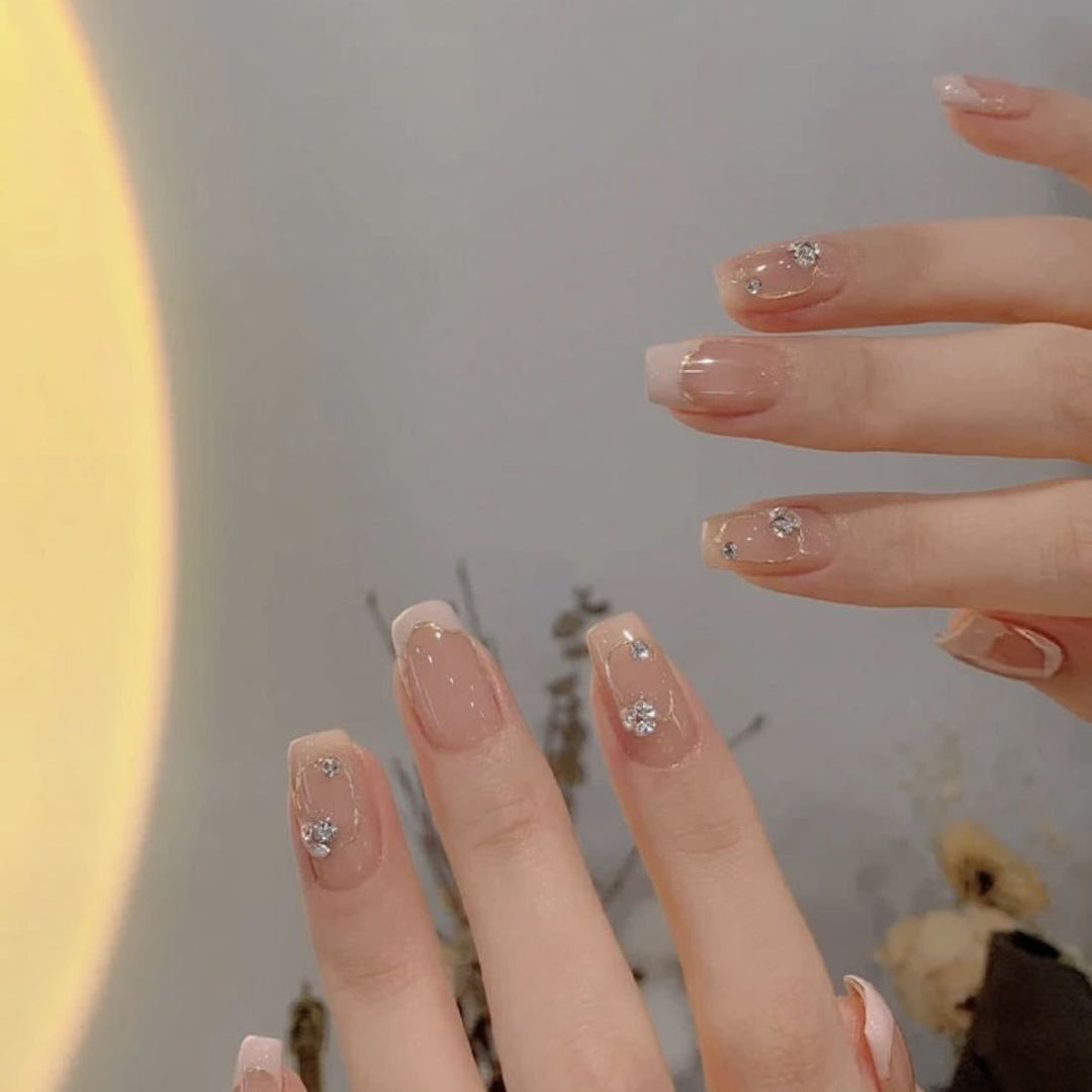Elegante Designer Press-On Nagelkunst Karnz