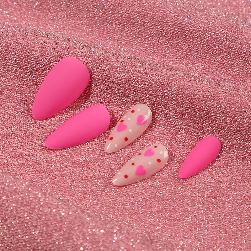 Künstliche Nagelkunst mit Herzdesign Karnz