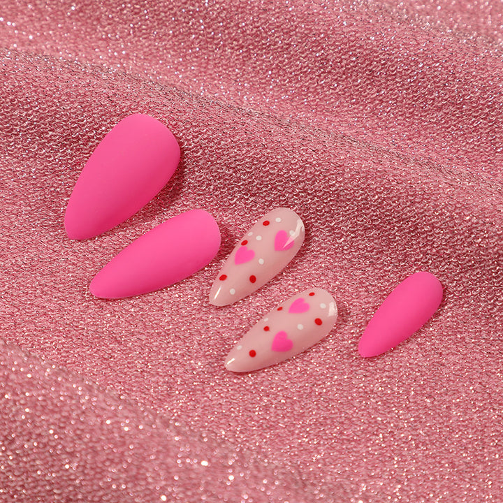 Künstliche Nagelkunst mit Herzdesign Karnz