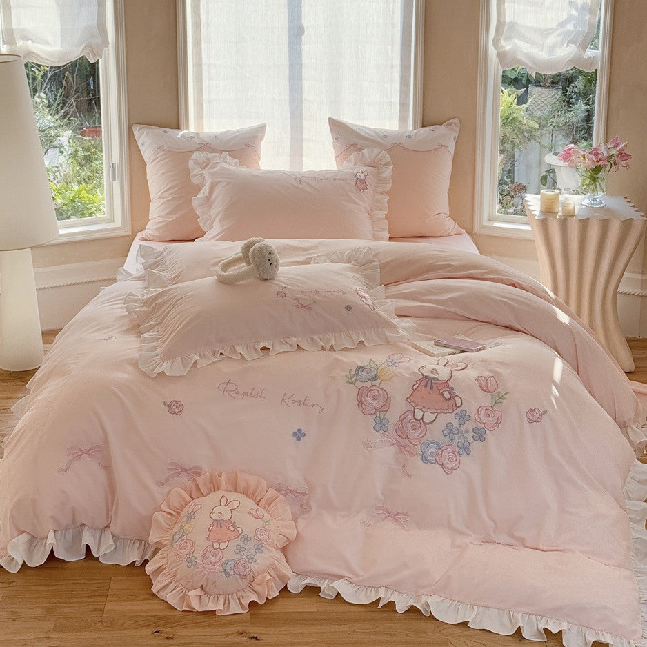Zartes Baumwoll-Bettwäsche-Set mit Stickerei, Volant und kinderfreundlichem Hasenmotiv