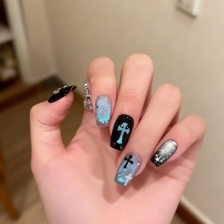 Künstlerische Press-On-Nagelkunst mit Kreuz- und Sternentwürfen