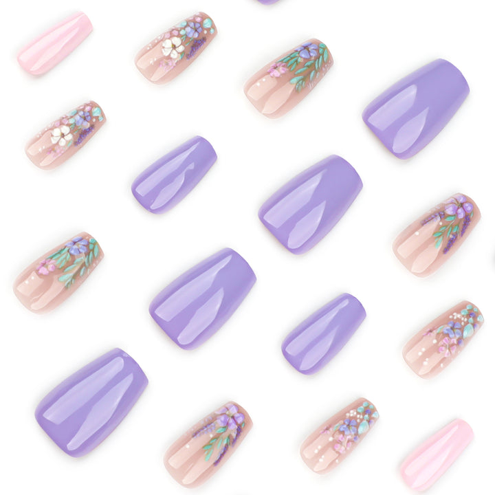 Elegante Kunstnagelkunst mit zarten Blütenmotiven Karnz