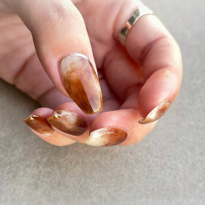 Kunstvolle Nagelverlängerungen mit elegantem Blattmuster Karnz