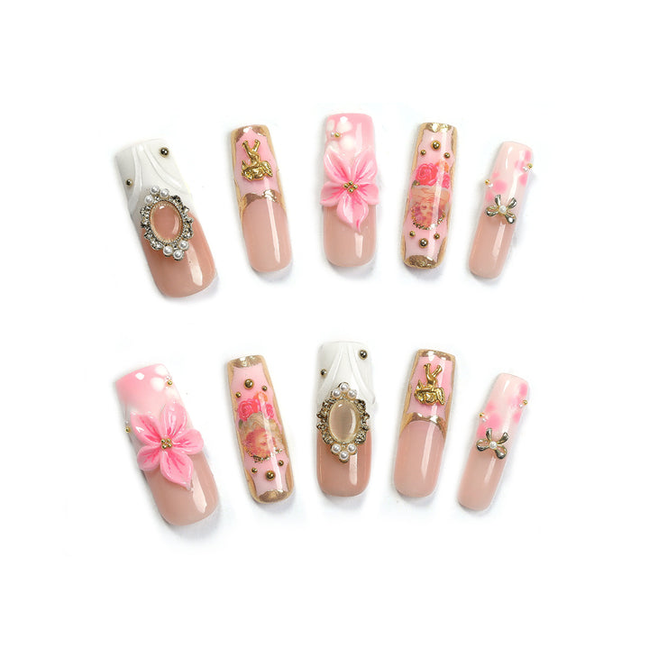Kreatives Kunstnagelset mit blühenden Verzierungen und Glitzerakzenten Karnz