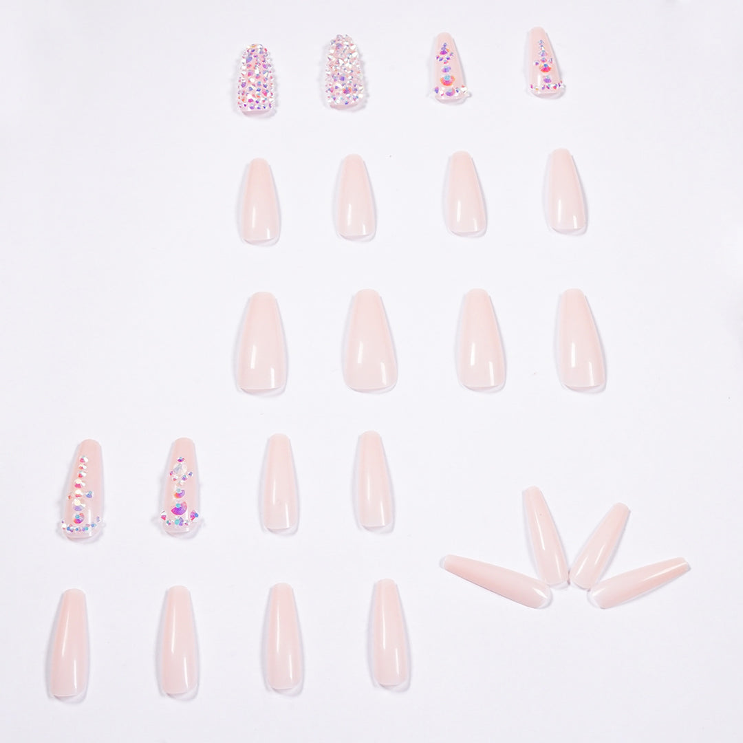 Glamouröse Nagelverlängerungen mit Strass-Akzenten Karnz