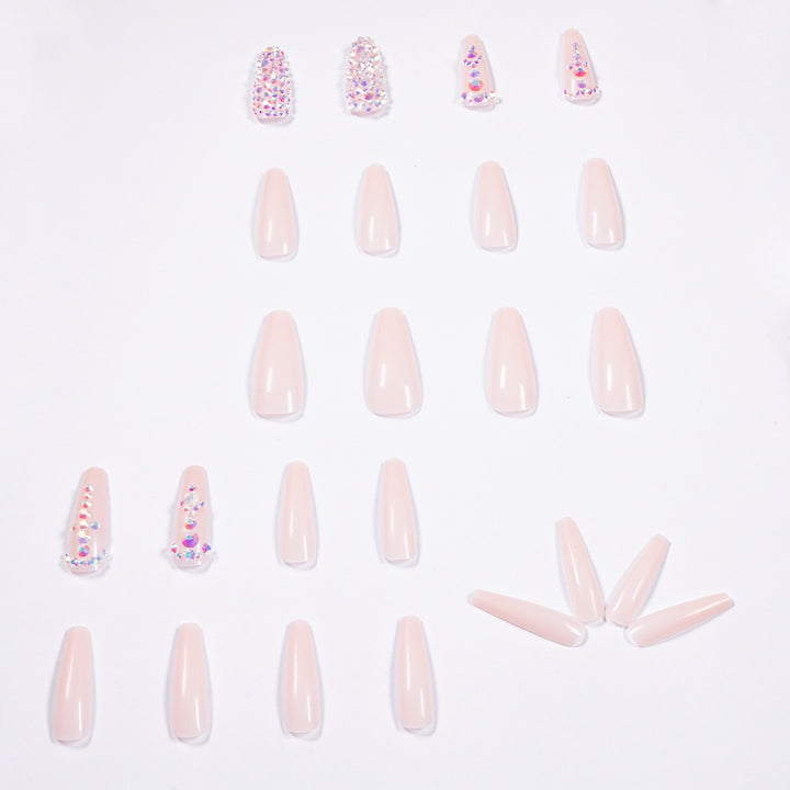 Glamouröse Nagelverlängerungen mit Strass-Akzenten Karnz