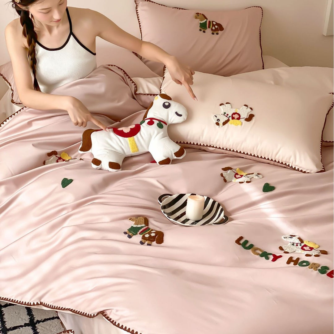 Besticktes Katzenapplikations-Satin-Feeling Bettbezug-Set mit Kontrastpipings und Kissenbezügen