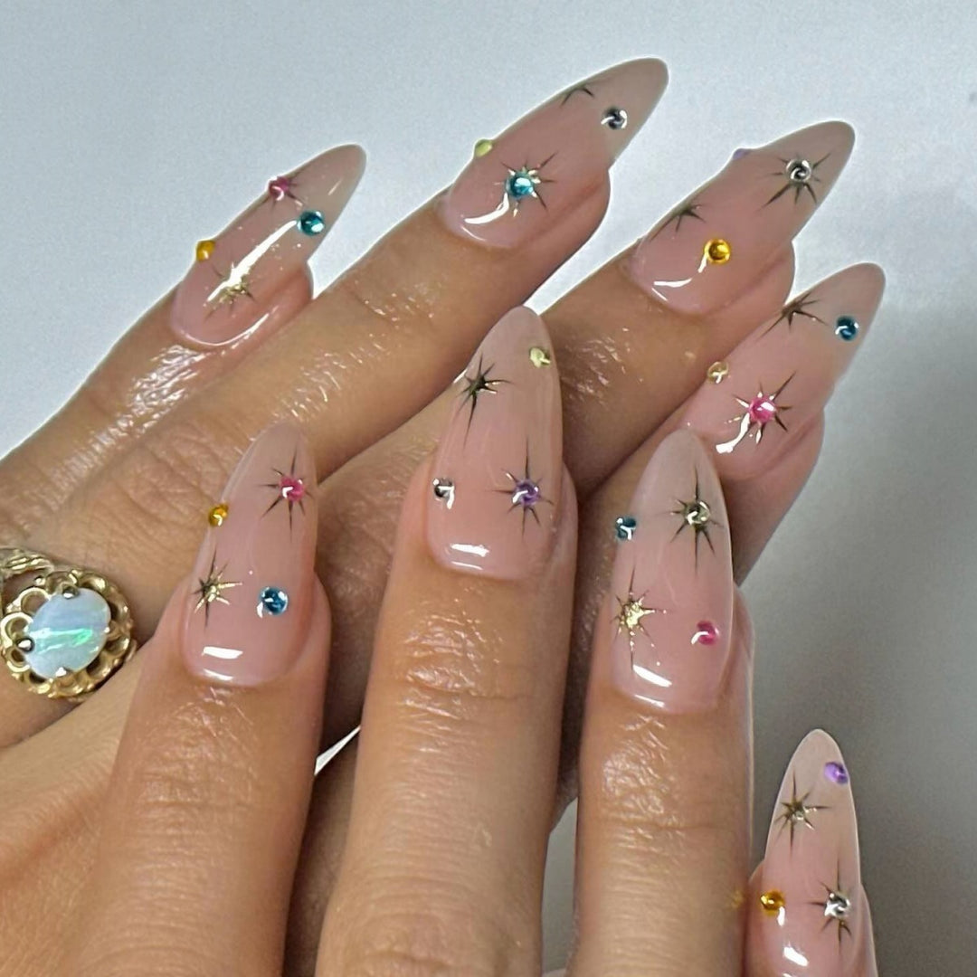 Künstlerische mit Strass verziert, mandelförmige Nagelverlängerungen Karnz