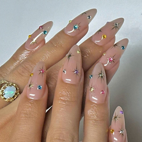 Künstlerische mit Strass verziert, mandelförmige Nagelverlängerungen Karnz