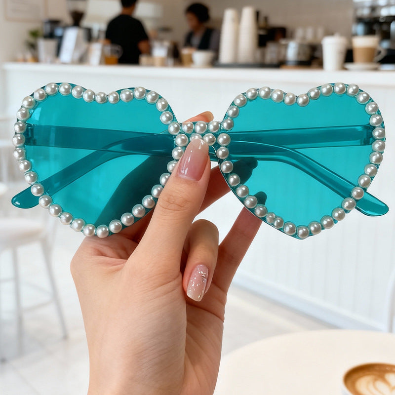 Herzförmige Sonnenbrille mit Perlenakzenten Karnz