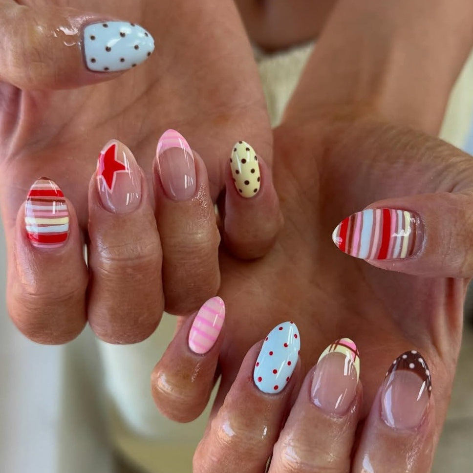 Kunstnagelset mit kreativen und farbenfrohen Designs Karnz