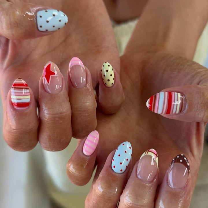 Kunstnagelset mit kreativen und farbenfrohen Designs Karnz