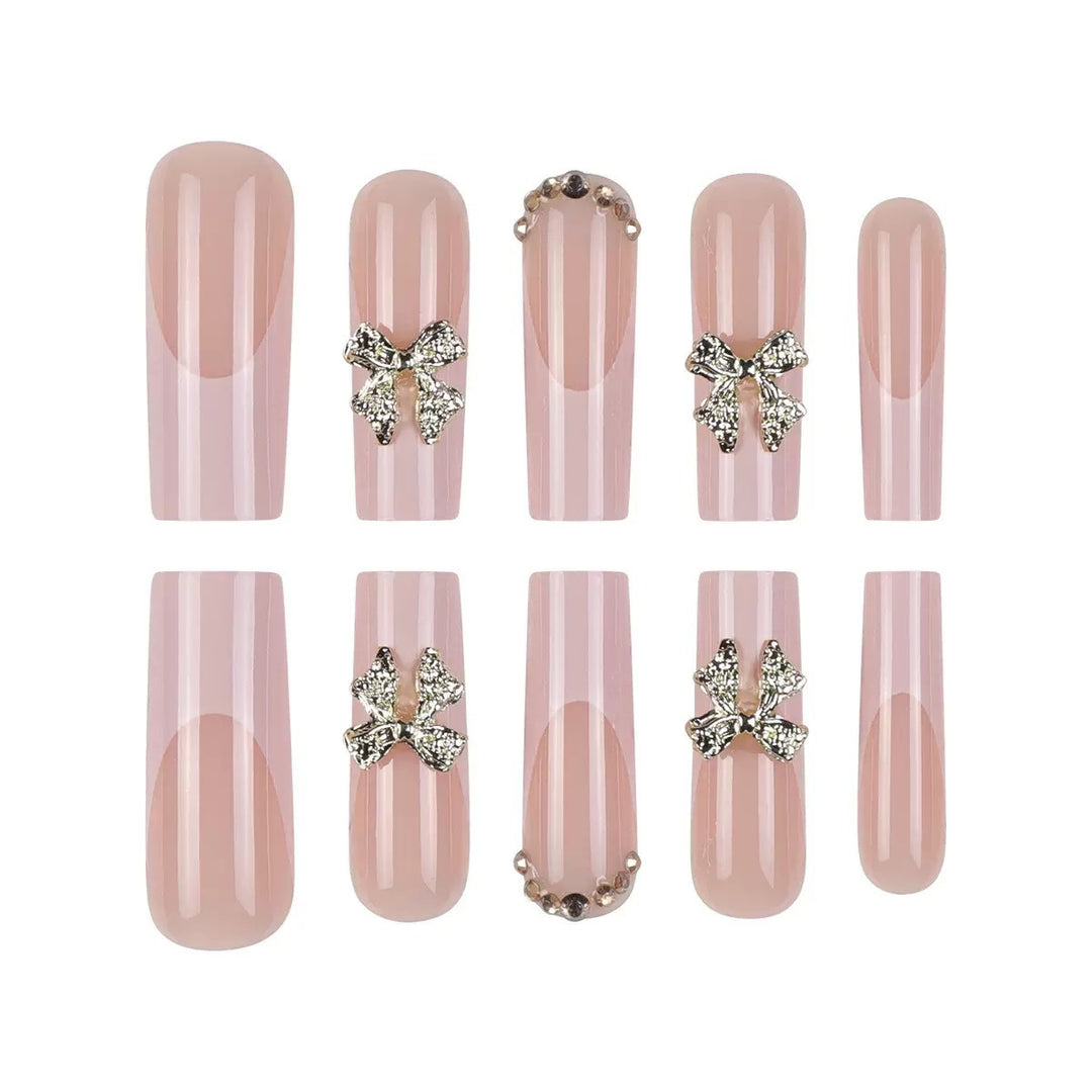 Kunstnagelspitzen mit glamourösen Blütenverzierungen Karnz