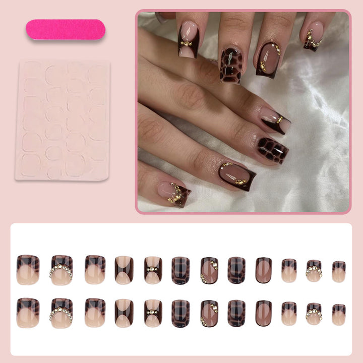 Kunstnagelset mit glamourösen Akzenten und edlem Design Karnz