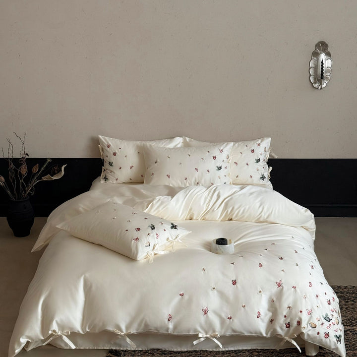 Luxuriöses Satin-Bettwäsche-Set mit bestickten Schmetterlingsmotiven und dekorativen Schleifenverschlüssen