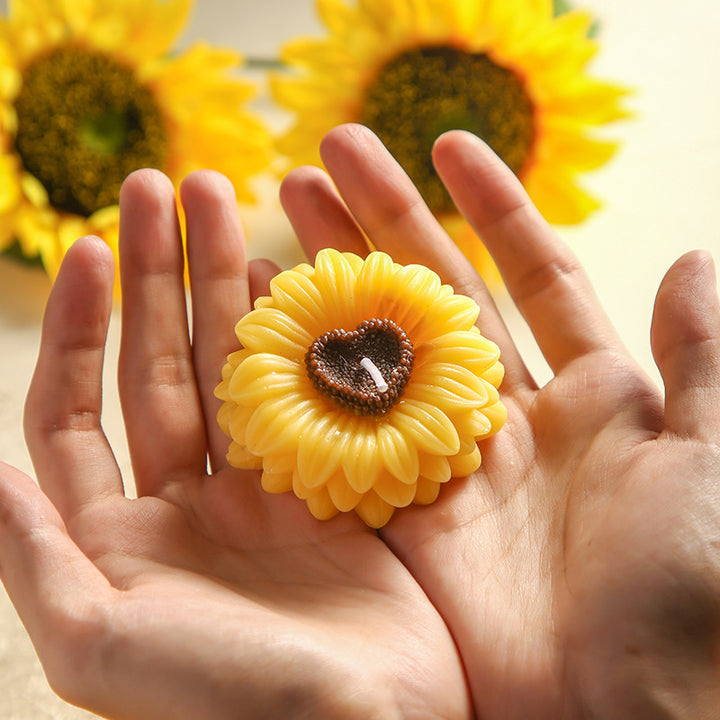 Dekorative, sonnenblumenförmige, duftende Sojawachskerze mit Herzmitte und Baumwolldocht
