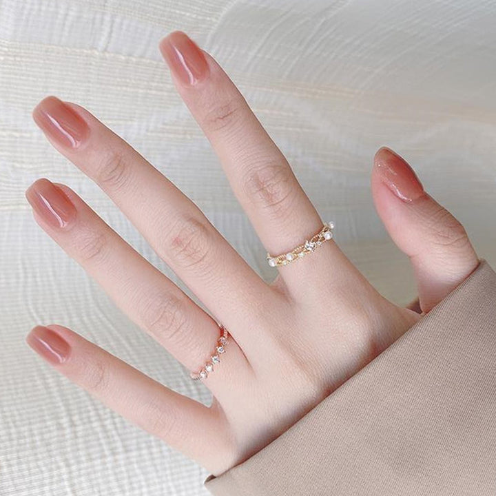 Elegantes, mit Kristallen verziertes Ring-Set