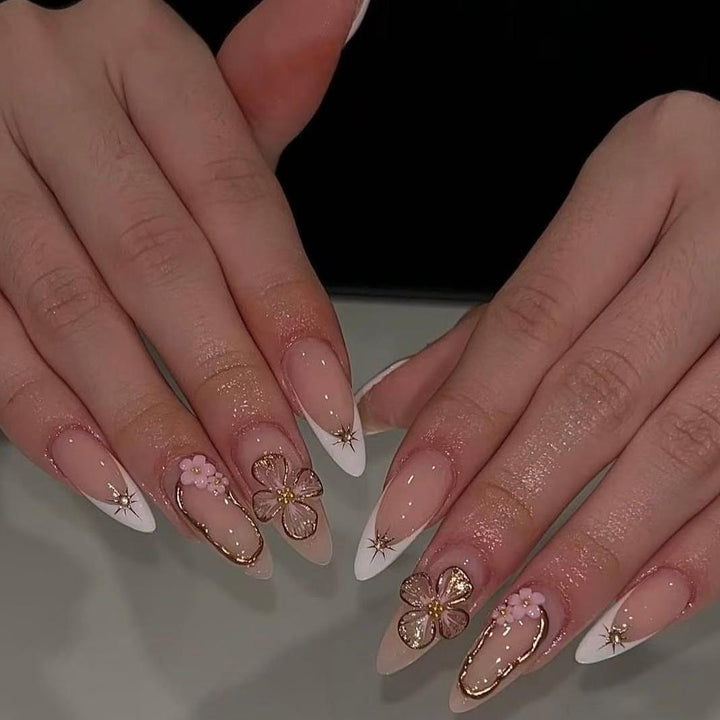 Elegantes Press-On Nagelkunst-Set mit floralen Akzenten Karnz