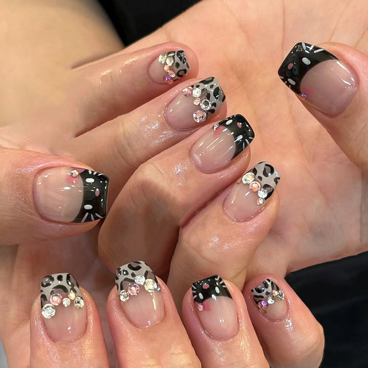 Kunstvolle Nailart mit Glamourösen 3D-Verzierungen Karnz