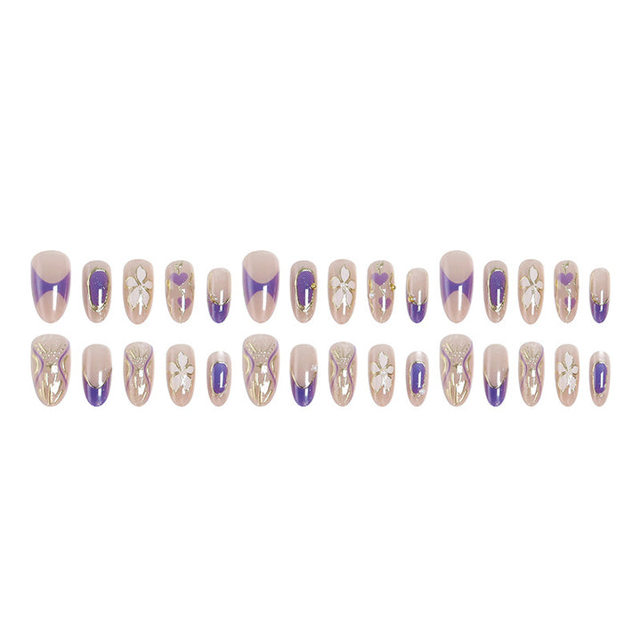 Kunstnagelset mit eleganten Blüten- und Glitzerdetails Karnz
