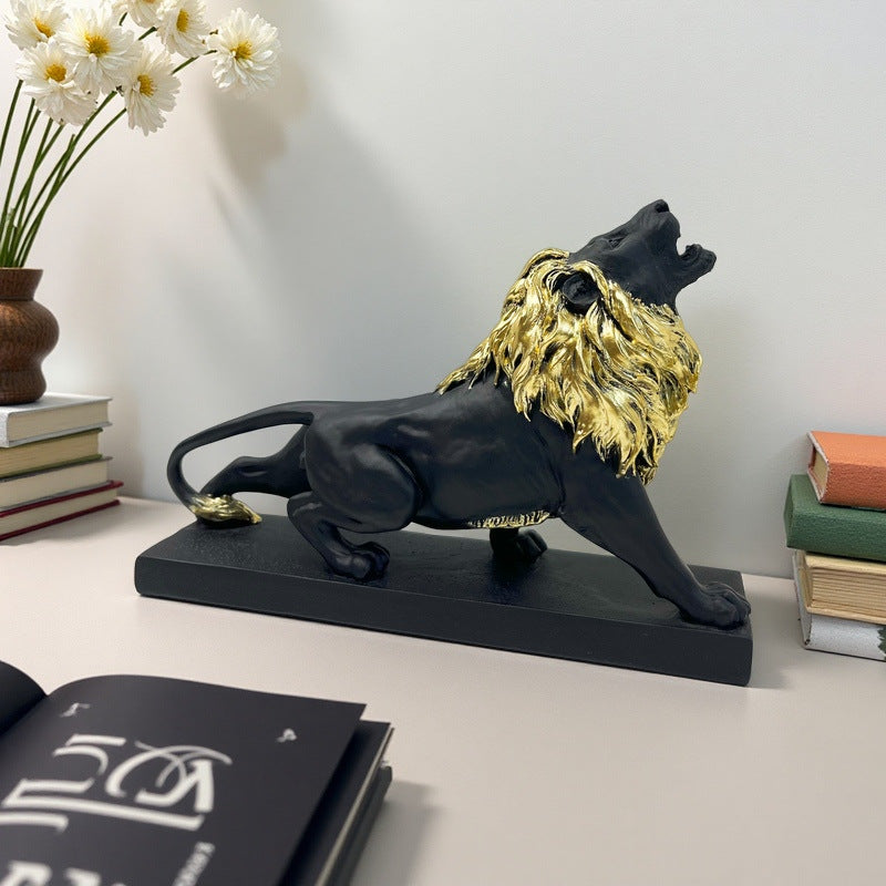 Dekorative Löwenfigur mit goldenen Details Karnz